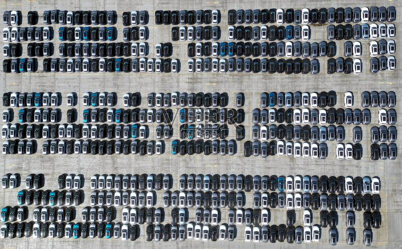 俯瞰工廠停車場 整齊排列的新車與汽車工業的脈動